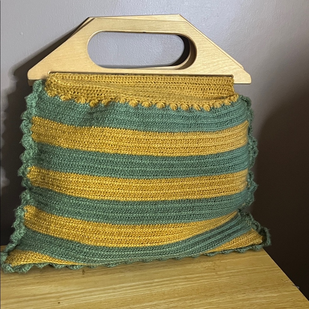 😄Vintage handknit purse wooden handles